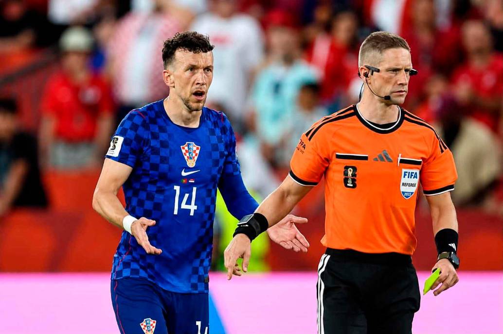 Los jugadores de Croacia reclamaron la acción que les quitó el gol, en los últimos ,minutos del partido contra Portugal. FOTO TOMADAX@TheRefereeNews