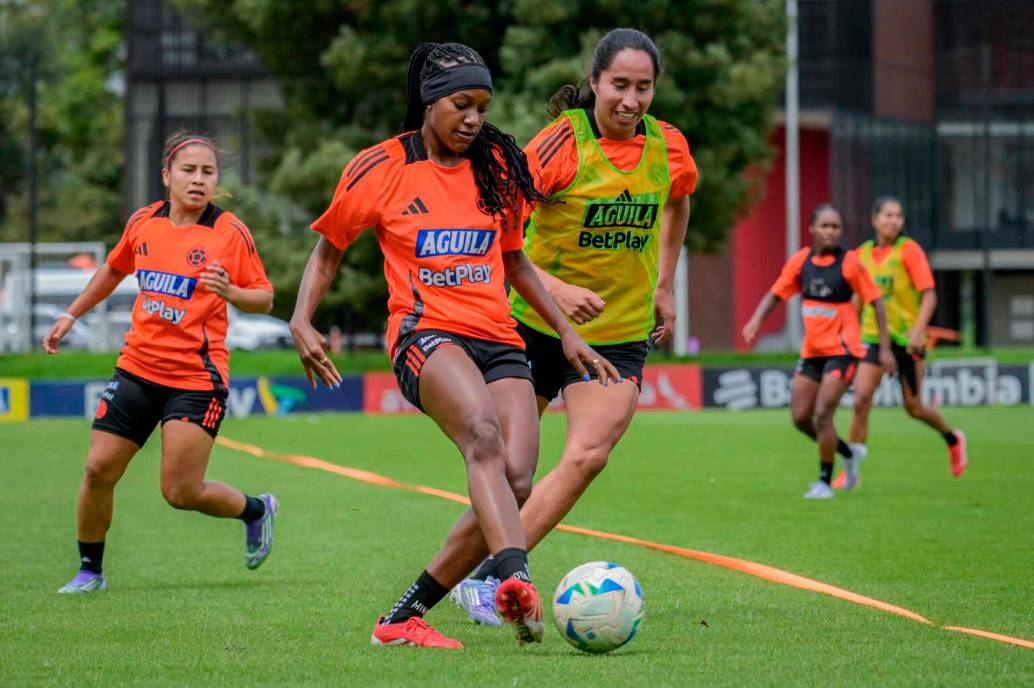 Leicy Santos, Mayra Ramírez y Katherine Tapia son las tres jugadoras nacionales nominadas al The Best que entrega la Fifa. FOTO CORTESÍA FCF 