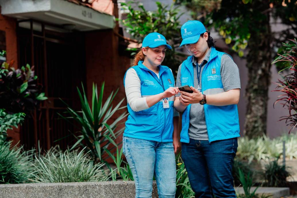 De esta forma lucen los encuestadores, quienes deben portar carné y tener logos del Distrito en las prendas. FOTO Cortesía Alcaldía de Medellín