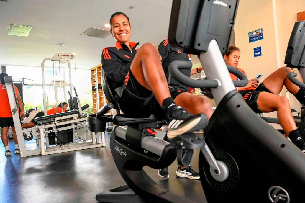 Las defensoras Daniela y Carolina Arias, son dos de las jugadoras que cargan con una cantidad de juegos y exigencia máxima, por ello su recuperación es especial, pensando en la final contra Brasil. FOTO CORTESÍA FCF 