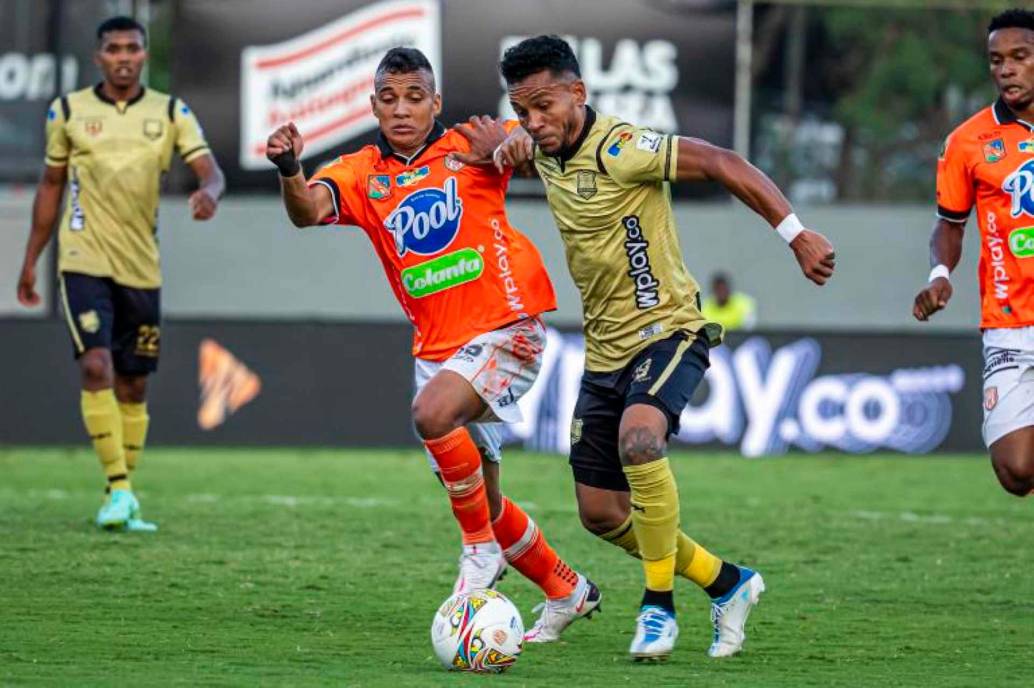 Wilson Morelo, delantero de Águilas Doradas, fue atendido por personal médico en el estadio de Techo por una urticaria que derivó en un episodio de lipotimia.<b> </b> FOTO EC