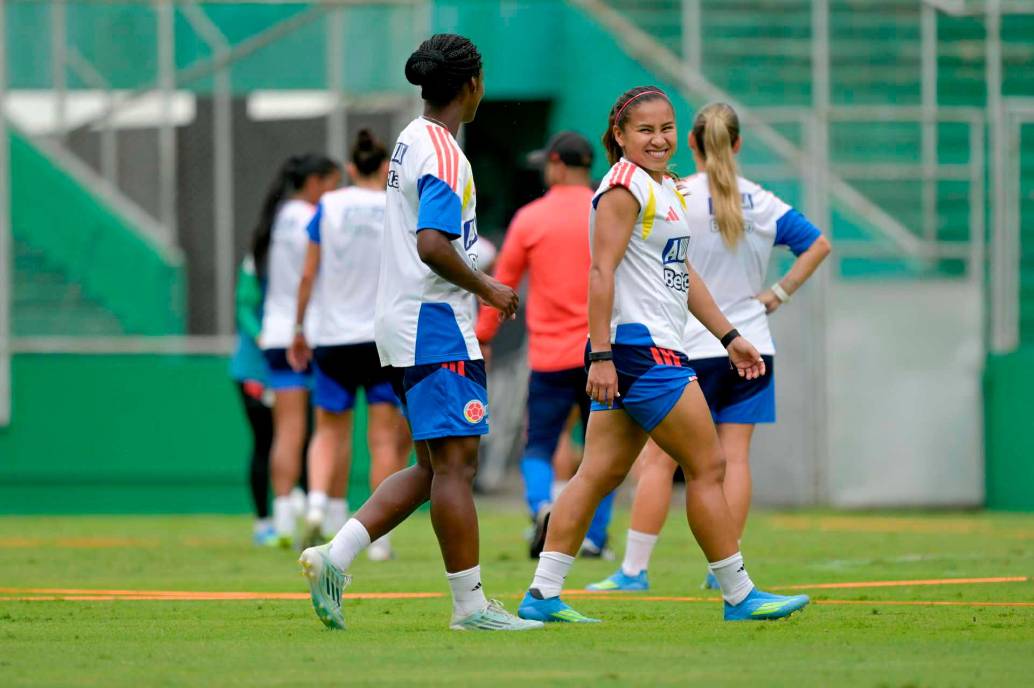 Linda Caicedo y Leicy Santos durante el último entrenamiento en Cali, antes del duelo de este viernes, por la penúltima fecha de la Liga de Naciones Femenina, en el Pascual Guerrero. FOTO FCF