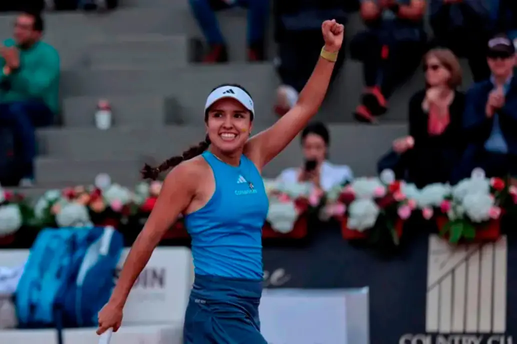 Camila Osorio celebra su triunfo. La colombiana avanzó a octavos de final en el WTA 250 en Marruecos. FOTO COLSANITAS