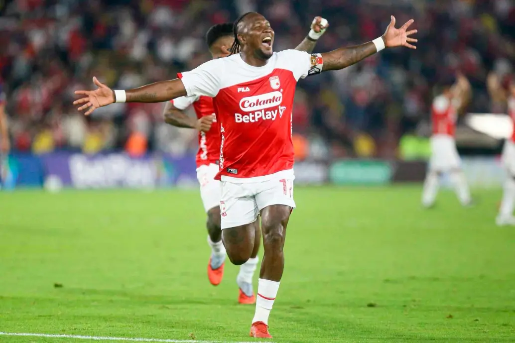 Hugo Rodallega es la figura de Santa Fe, y sus goles tienen al cuadro Cardenal en la pelea por el liderato del cuadrangular B. FOTO COLPRENSA 