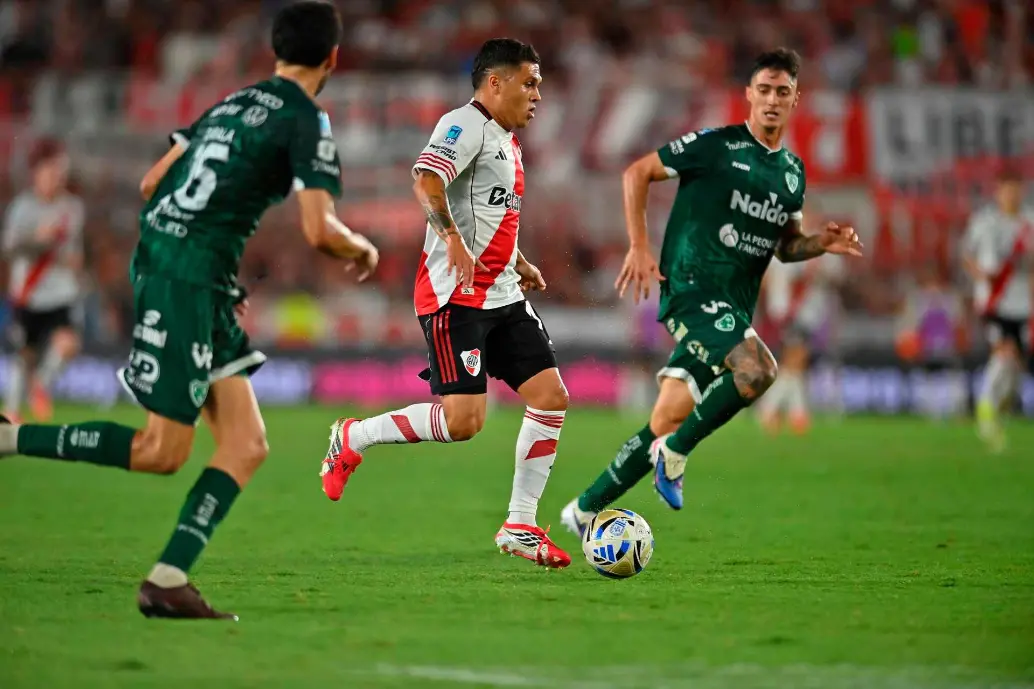 Juan Fernando Quintero ingresó al campo a los 77 minutos y puso el pase gol para el segundo tanto de River Plate en su visita a Estudiantes de Río Cuarto. FOTO TOMADA X@RiverPlate