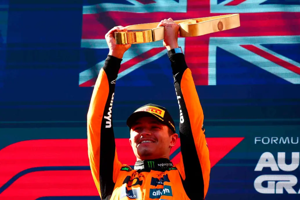 El británico Lando Norris de McLaren celebra su victoria en el Gran Premio de Austria de Fórmula 1, en el circuito Red Bull Ring. FOTO TOMADA @F1