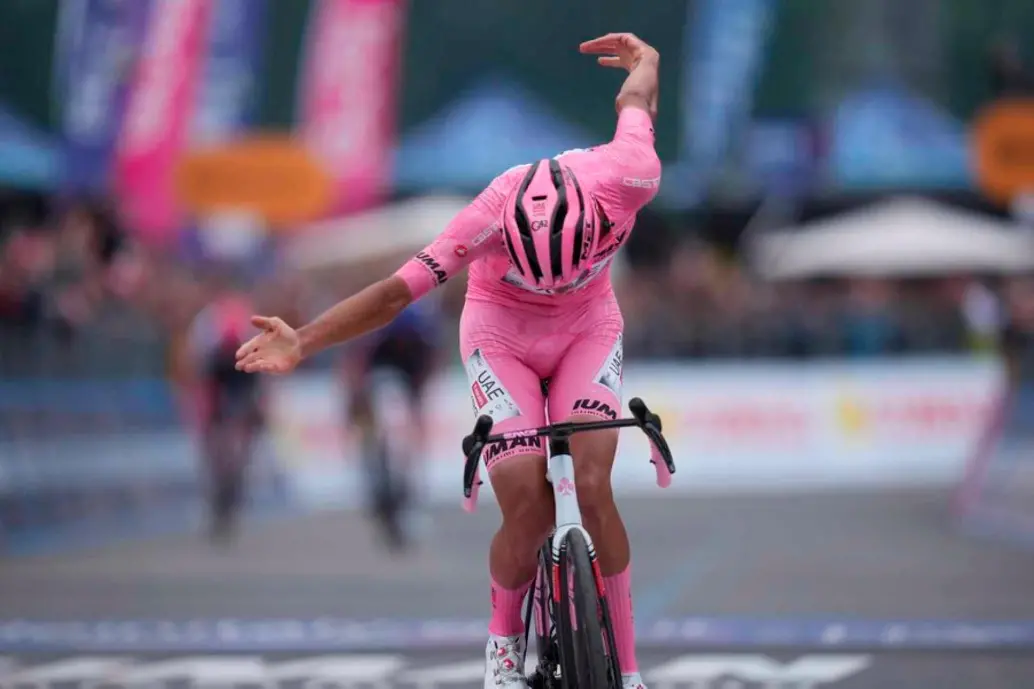 Isaac del Toro celebra su victoria en la etapa 17 del Giro del Italia y se mantiene como líder. FOTO: Tomada de X @giroditalia