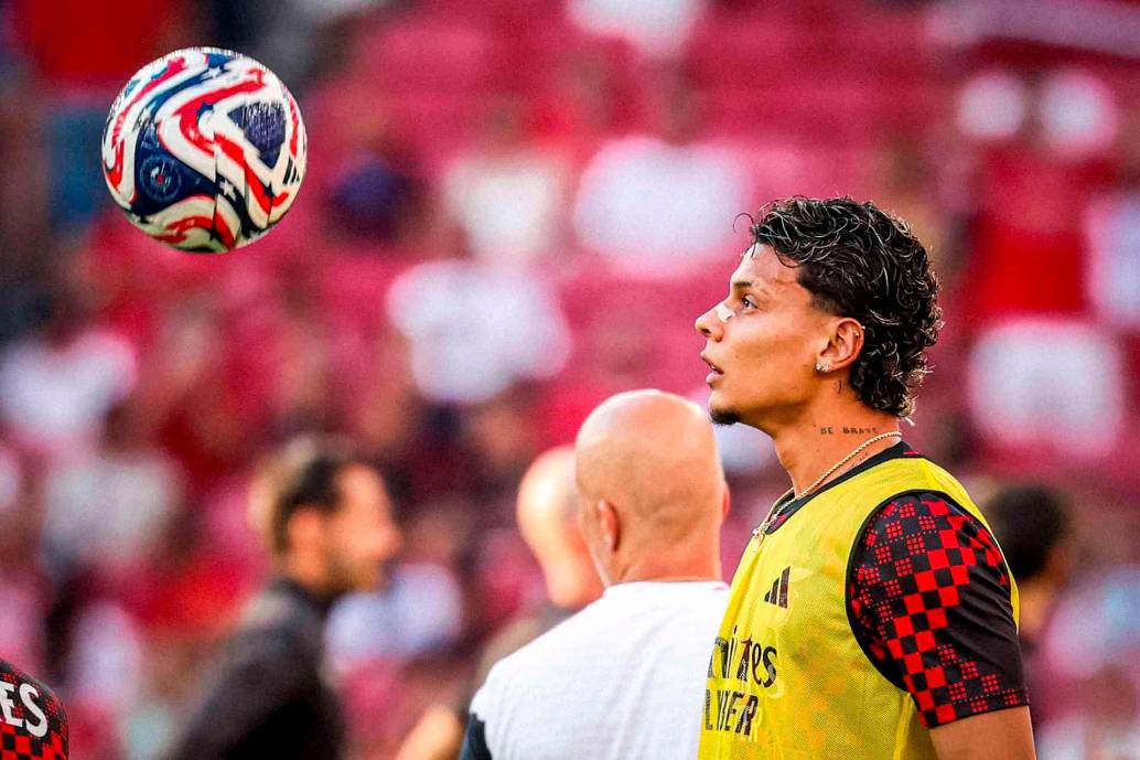 Richard Ríos durante el calentamiento con Benfica antes del duelo contra Fernebache, en Lisboa. FOTO TOMADA X@SLBenfica