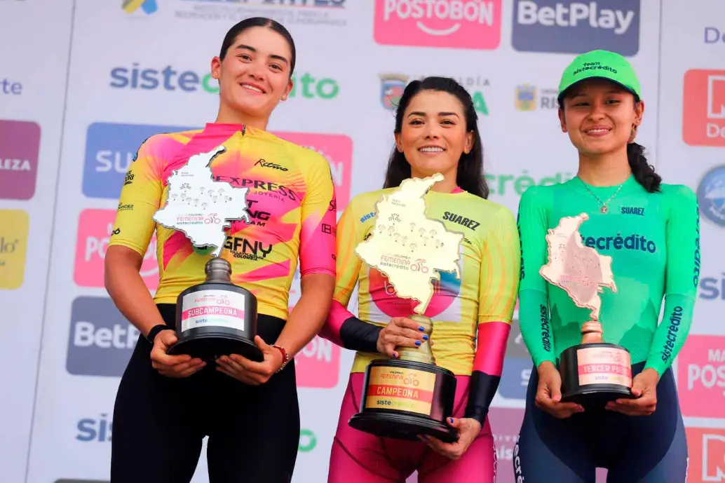 Ellas integraron el podio de la Vuelta a Colombia, Angie Mariana Londoño, Lilibeth Chacón y Laura Rojas. CORTESÍA MINDEPORTE