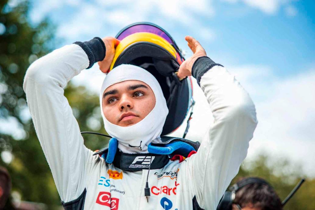 Sebastián Montoya piloto colombiano que compite este fin de semana en el Gran Premio de Bakú en Azerbaiyán. FOTO AFP