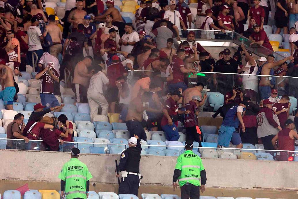 Esta es una de las imágenes que se han compartido en redes sociales sobre los desmanes en la tribuna visitante en el estadio Maracaná de Brasil. FOTO GETTY 