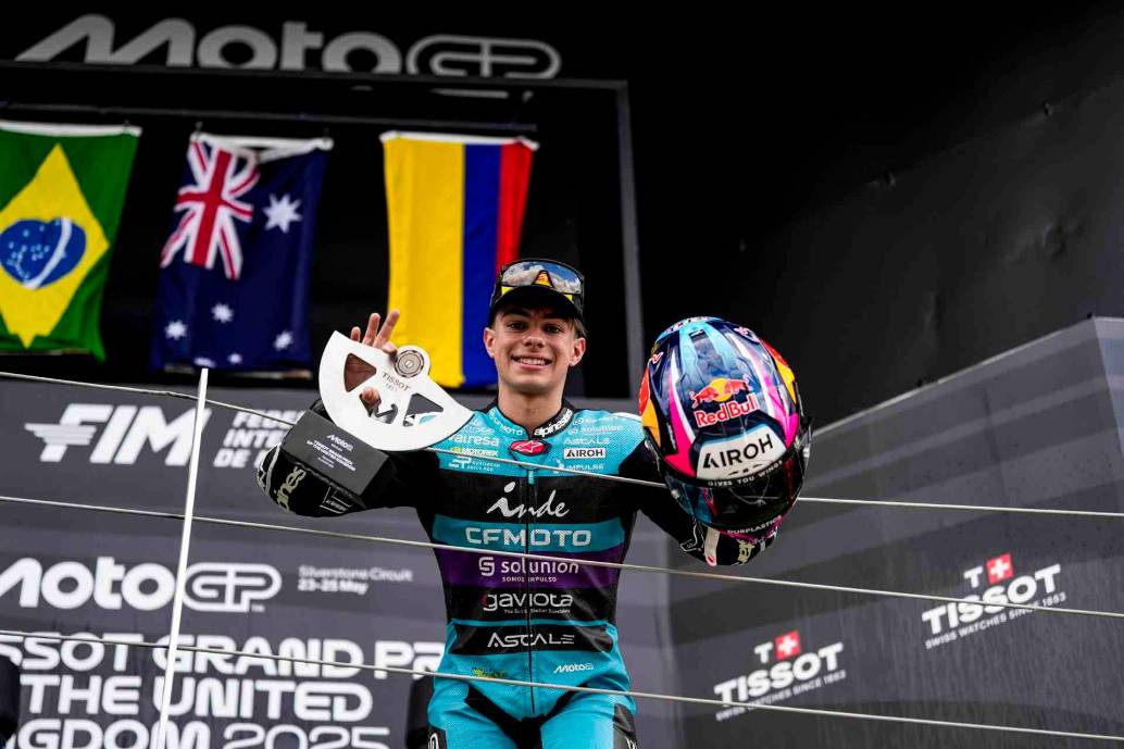 El colombiano David Alonso celebra su tercer lugar en el podio del Gran Premio de Silverstone. FOTO TOMADA X@AsparTeam