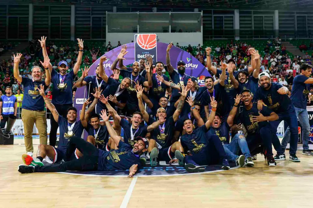 El quinteto de Titanes celebrando su novena corona en la Liga Profesional de Colombia. Ahora enfrentan una sanción de la Federación Colombiana de Baloncesto. FOTO: Cortesía Titanes