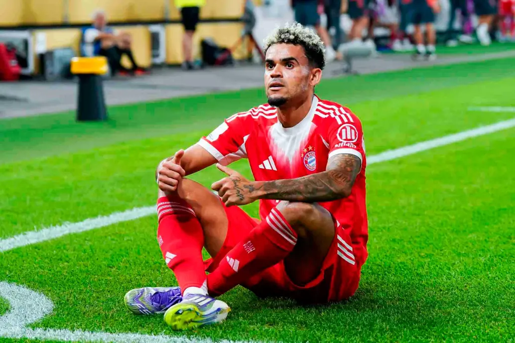 Luis Díaz durante su celebración, tras marcar el primer gol con el Bayern Munich, para lograr el título de la Supercopa, FOTO GETTY 