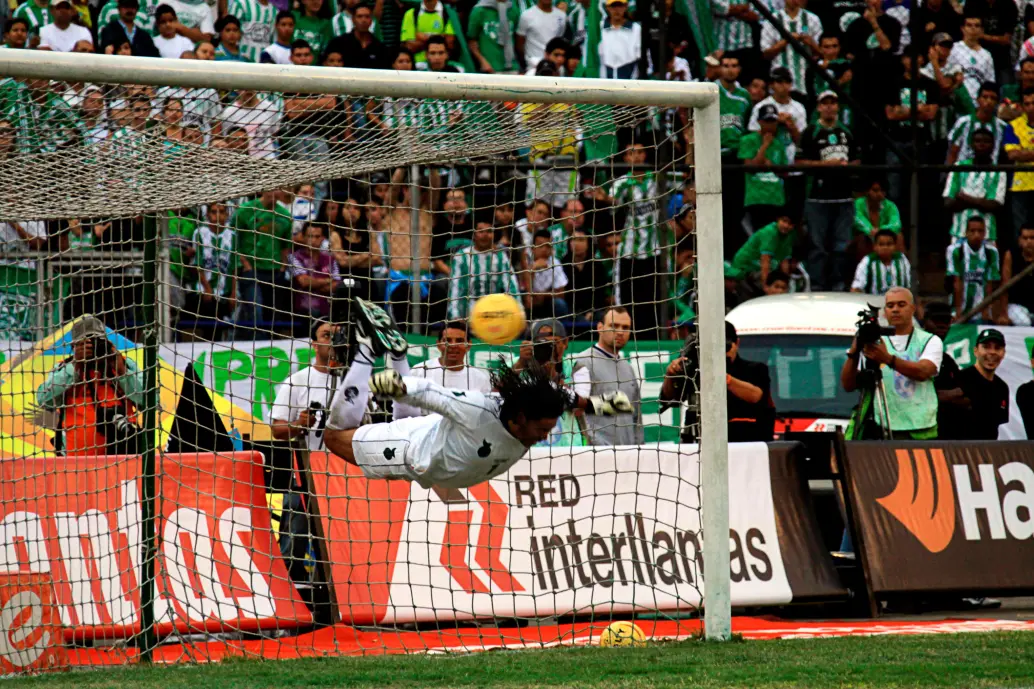 René Higuita es considerado uno de los mejores arqueros en la historia de Colombia. Tras lo hecho en Inglaterra en 1995, el arquero paisa siguió replicando el famoso escorpión. FOTO EL COLOMBIANO