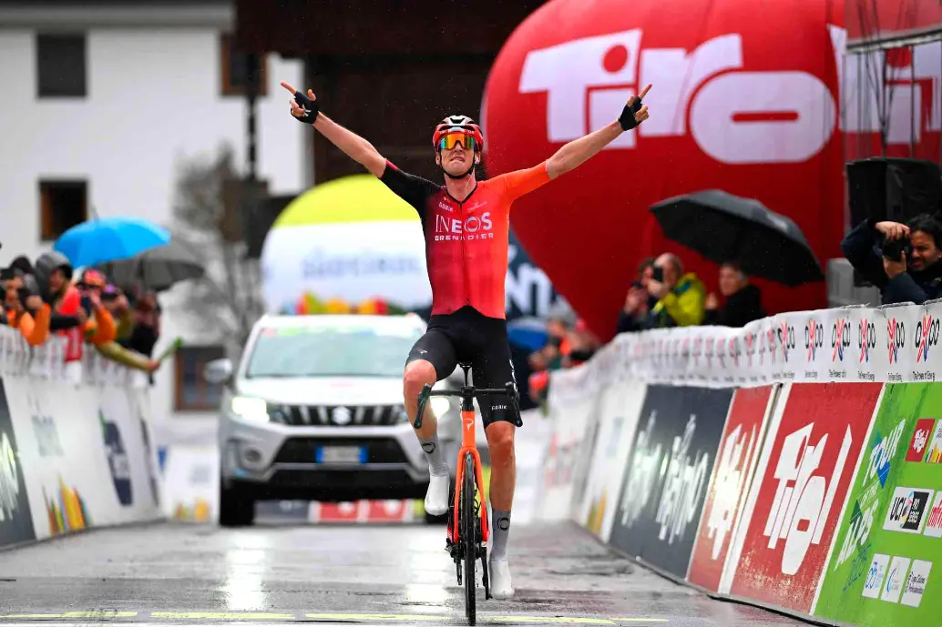 Thymen Arensman, del Team Ineos, fue el ganador de la etapa 19 del Tour de Francia. FOTO TOMADA X @ThymenArensman