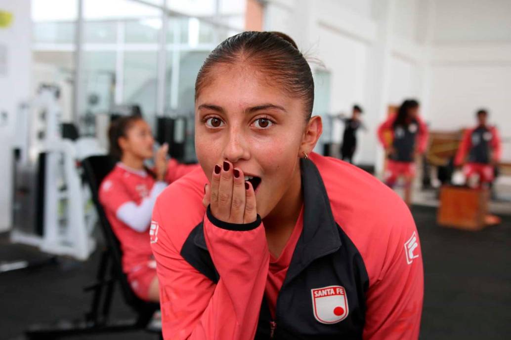 Daniela Garavito quien hace parte del proceso de Selección Colombia femenina desde categorías menores, marcó gol olímpico con Santa Fe en el empate ante Nacional. FOTO TOMADA X @LeonasSantaFe
