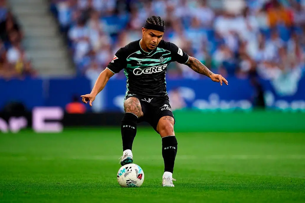 Juan Camilo Hernández marcó doblete con el Real Betis en la goleada ante Ovideo, 3-0 por LaLiga y su equipo es quinto en la tabla de posiciones. FOTO GETTY 