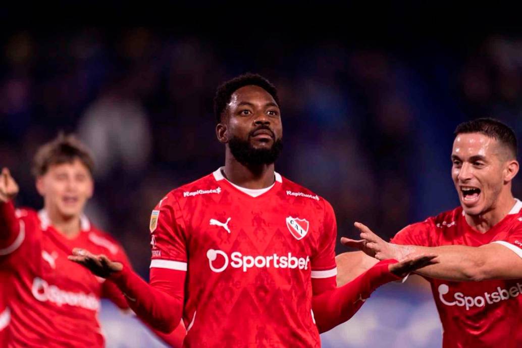 El colombiano Álvaro Angulo celebra el golazo marcado en La Bombonera para el triunfo de Independiente como visitante ante Boca Juniors. FOTO TOMADA X @Independiente