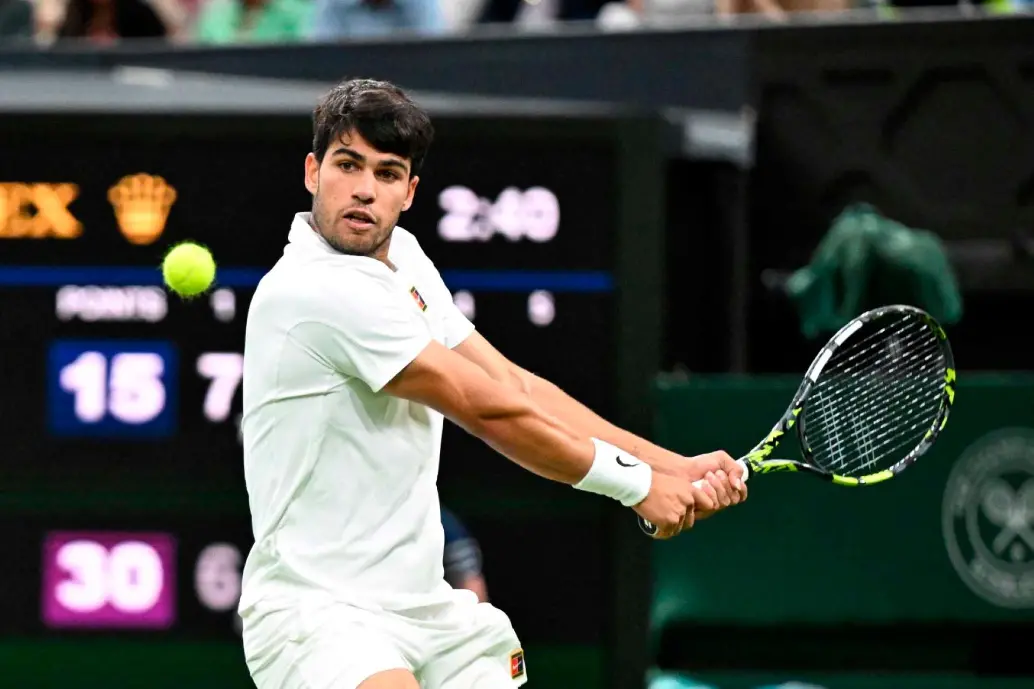 Carlos Alcaraz clasificó a su tercera semifinal consecutiva en el Grand Slam de Wimbledon. FOTO: Xinhua