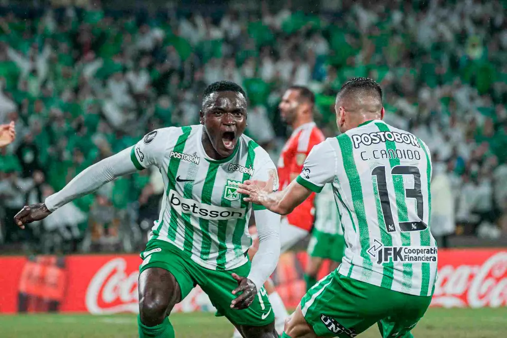 El delantero Kevin Viveros celebra uno de los dos tantos que aportó a Atlético Nacional en la victoria 3-1 ante Internacional. FOTO CORTESÍA ATLETICO NACIONAL 