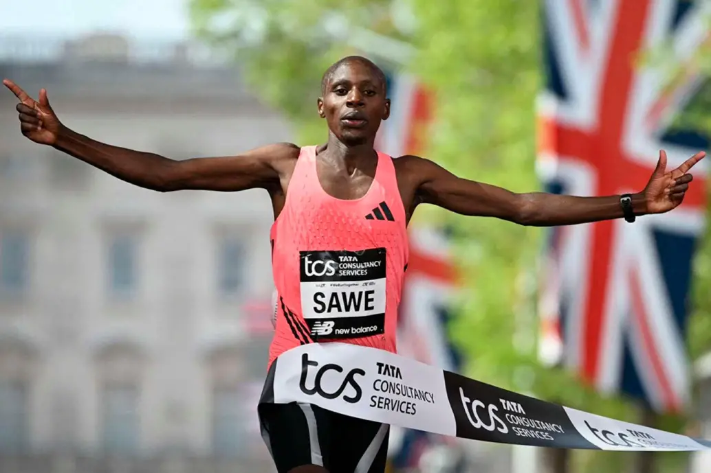 El keniata Sabastian Sawe ganador de la Maratón de Londres, la cual ganó bajando el registro de las dos horas fue recibido en su país como una celebridad. FOTO TOMADA Wolrd Athletics