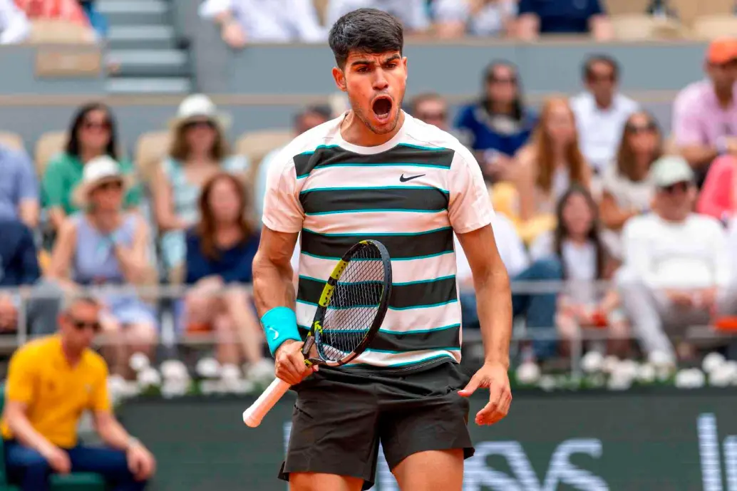 El español Carlos Alcaraz, número dos del mundo y actual campeón de Roland Garros, ya está en semifinales del torneo parisino. FOTO: Getty