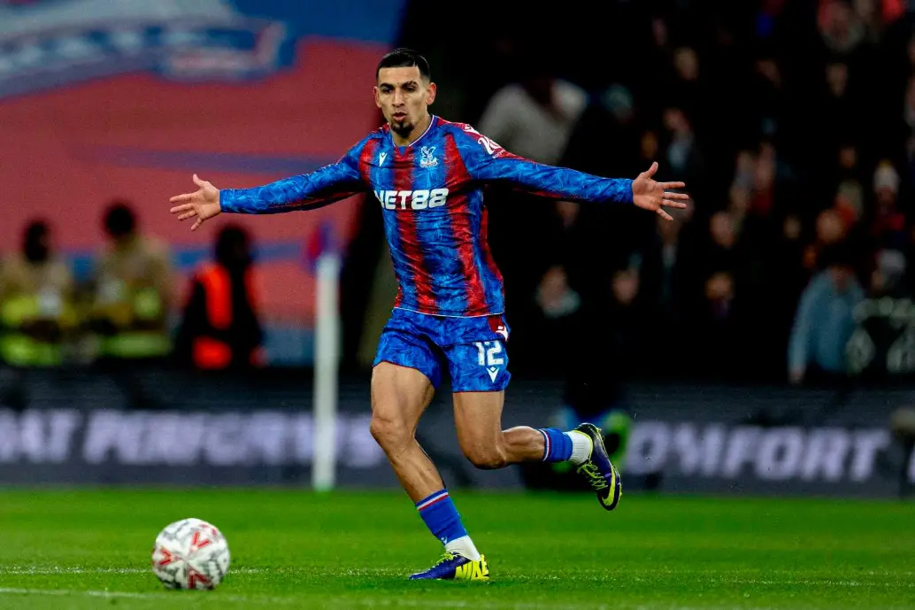 Daniel Muñoz, quien tiene 29 años de edad, ya supero la barrera de los 100 partidos con el Crystal Palace y el club le reconoció su rendimiento y producción. FOTO GETTY 