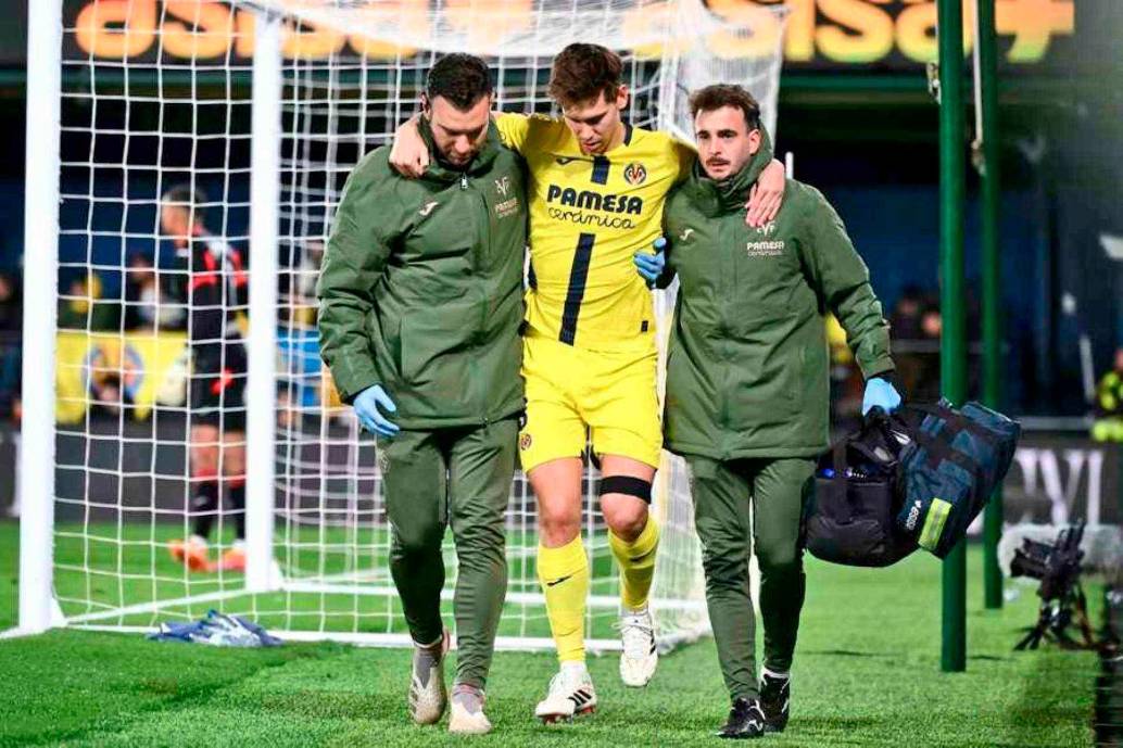 Este es el momento en el que los médicos de Villarreal ayudan al defensa argentino Juan Foyth a salir del campo. FOTO @VillarrealCF