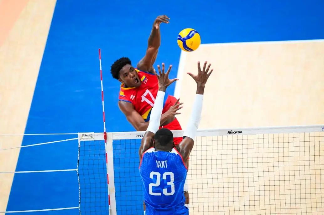 El antioqueño Miguel Ángel Martínez Palacios (#17 de uniforme rojo), cambiará de liga para la próxima temporada, ahora estará en Italia. FOTO CORTESÍA volleyballworld.com
