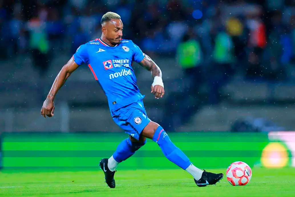 El defensa central Willer Ditta, quien milita en el Cruz Azul con Kevin Mier, fue convocado a la Selección Colombia en lugar del lesionado Yerry Mina. FOTO: Getty