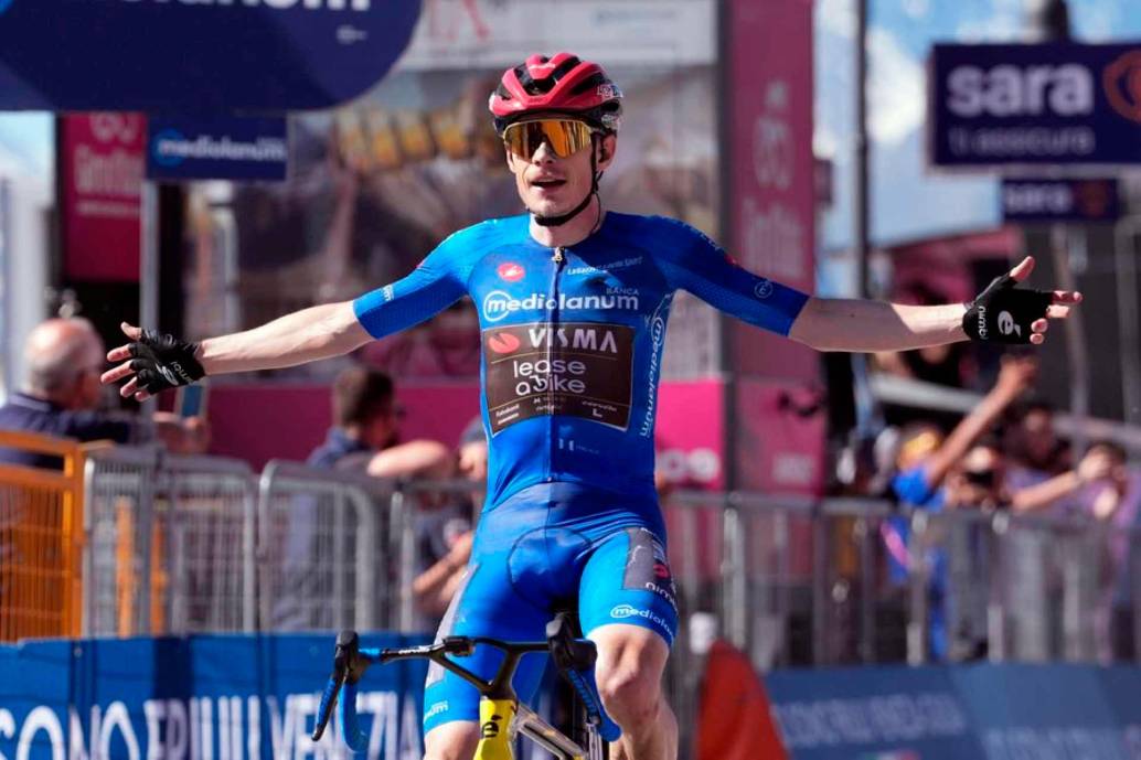 El danés Jonas Vingegaard celebra su victoria en la etapa 14 del Giro de Italia, asumiendo además el liderato de la competencia. FOTO GETTY