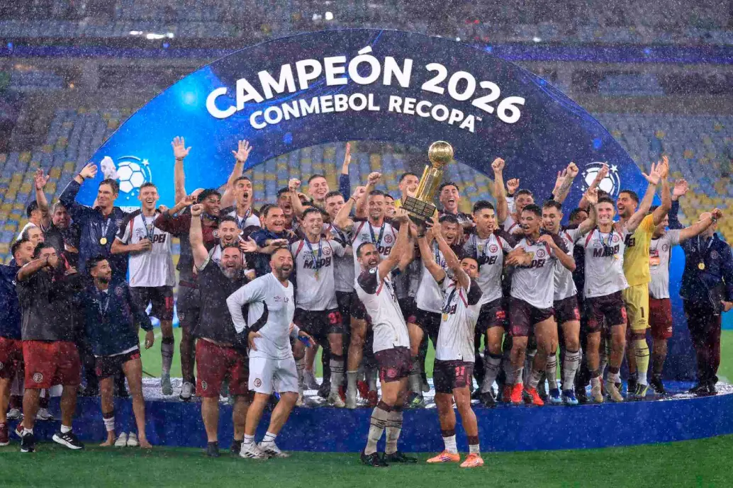 Lanús celebra el título de la Recopa Sudamericana tras vencer a Flamengo del colombiano Jorge Carrascal. FOTO GETTY 