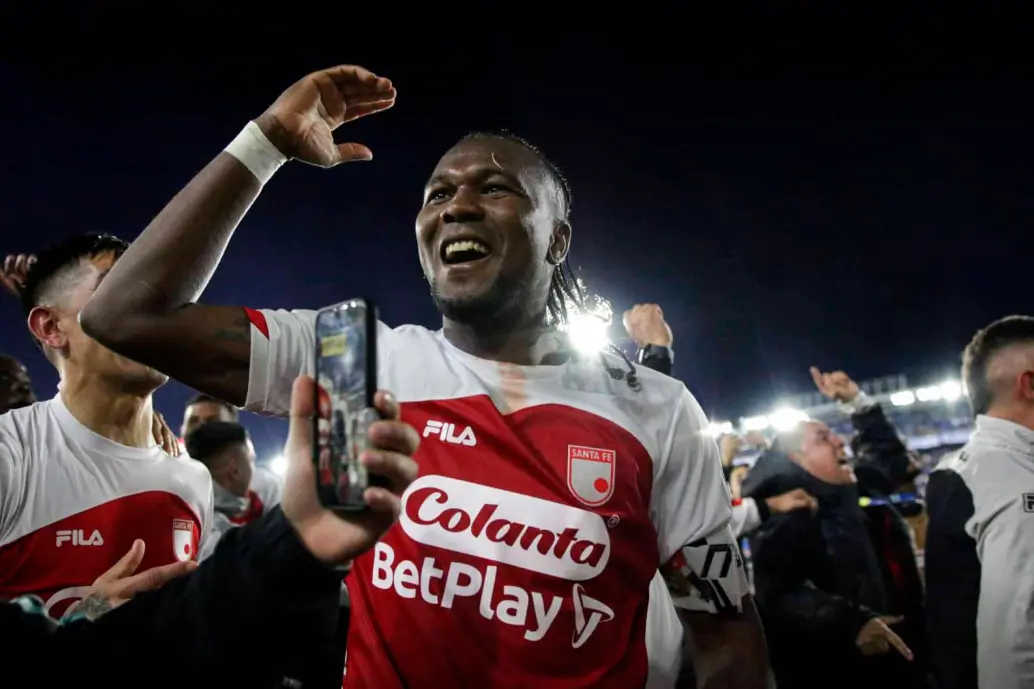 Hugo Rodallega marcó uno de los tantos en la victoria de Santa Fe, como visitante ante Millonarios y así celebró al final del partido, la clasificación. FOTO TOMADA X @SantaFe