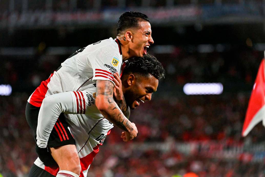 Los colombianos Kevin Castaño y Miguel Ángel Borja celebran el tanto del cordobés para el triunfo 3-1 de River Plate ante Platense. FOTO TOMADA X @RiverPlate