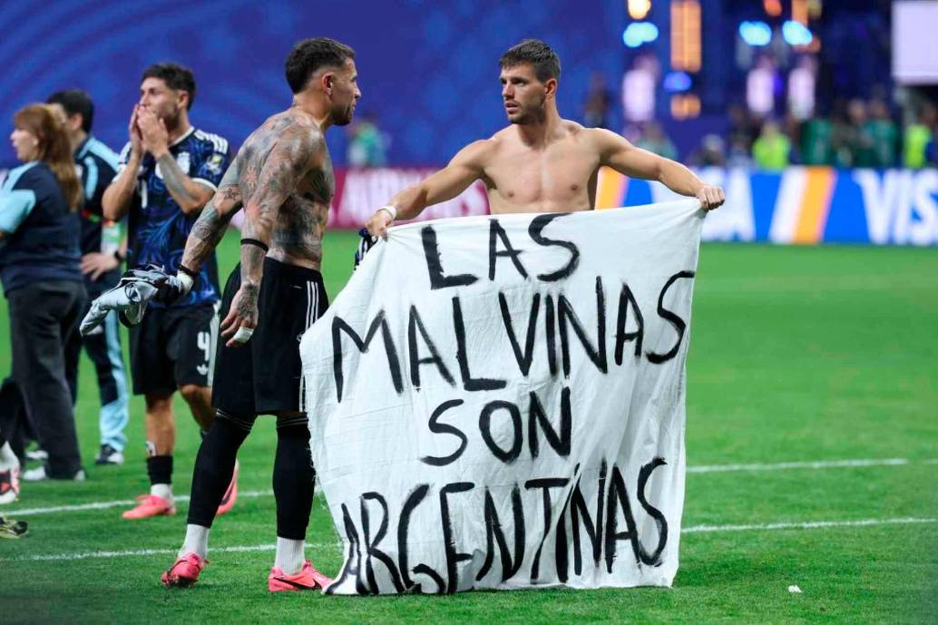 Los jugadores de Argentina exhibieron una pancarta con un mensaje sobre las Malvinas y podrían tener una sanción de Fifa ya que está prohibido en el reglamento de la entidad. FOTO TOMADA X