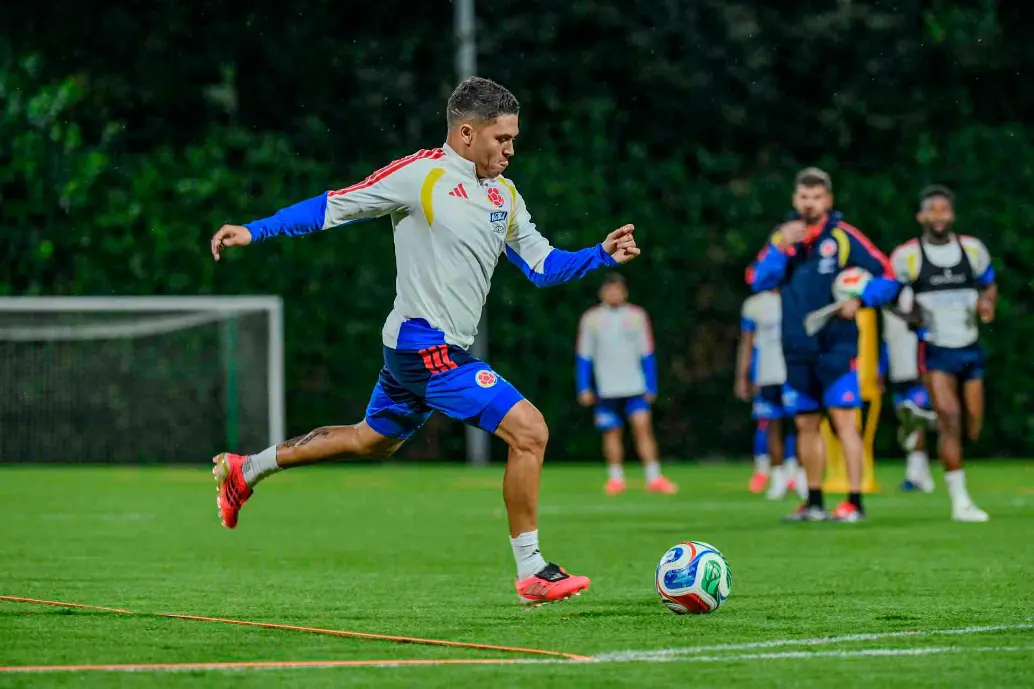 La Selección Colombia realizó el último entrenamiento en Bogotá, antes del juego de despedida en El Campín ante Costa Rica. Juan Fernando Quintero y sus compañeros están listos para emprender el viaje al Mundial. FOTO CORTESÍA FCF