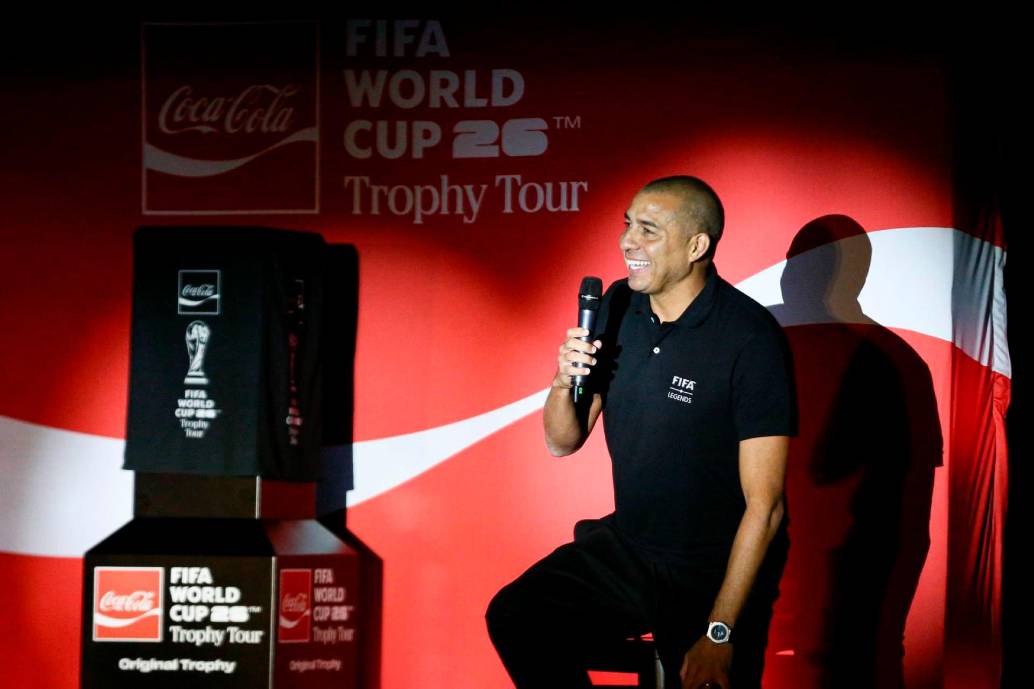 El excampeón Mundial con Francia, David Trezeguet estuvo en Bogotá con el trofeo de la Copa Mundo y habló de la Selección Colombia y sus posibilidades en el Mundial de Norteamérica. FOTO COLPRENSA 