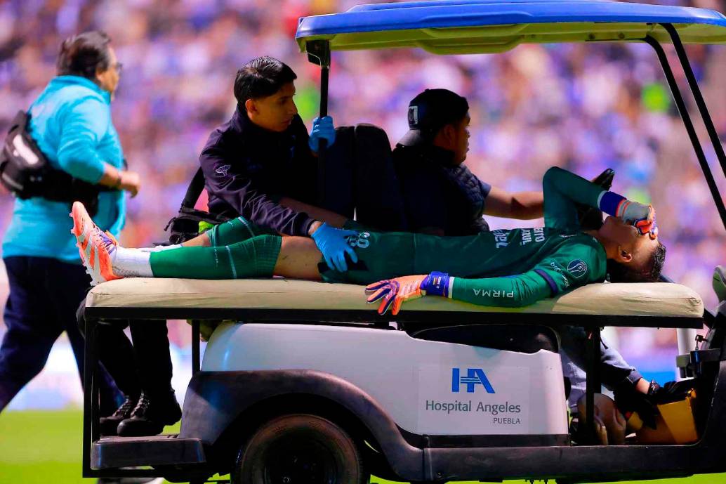 Este es el momento en el que el arquero Kevin Mier es sacado en camilla del campo con grandes muestras de dolor. FOTO GETTY 