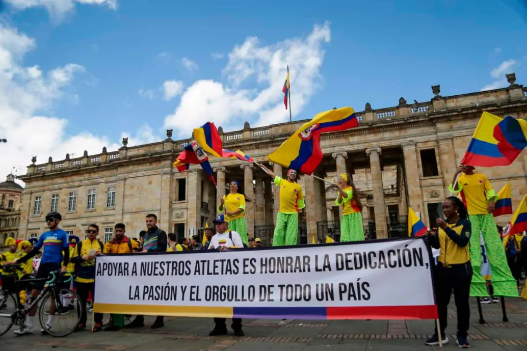 Los deportistas, entrenadores, padres de familia y dirigentes llegaron hasta la Plaza de Bolívar de Bogotá para pedir un presupuesto digno para el deporte en 2026. FOTO COLPRENSA 