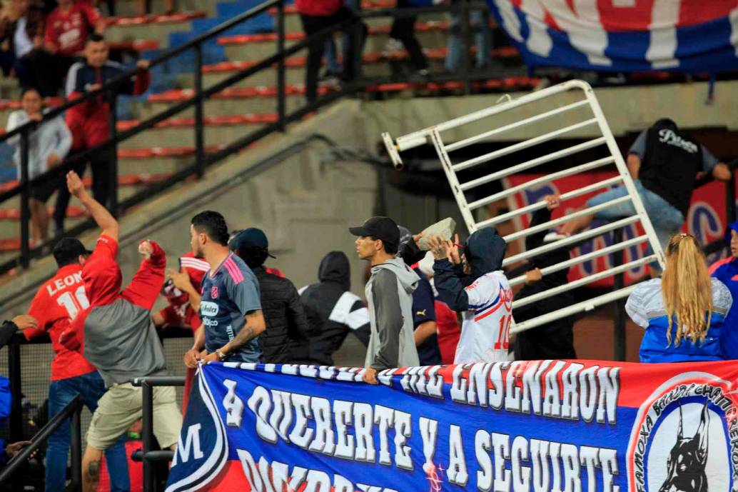 Los aficionados que comenzaron las provocaciones en el Atanasio Girardot fueron evacuados por el personal de seguridad y la Policía por el sector sur del escenario deportivo. FOTO CAMILO SUÁREZ 