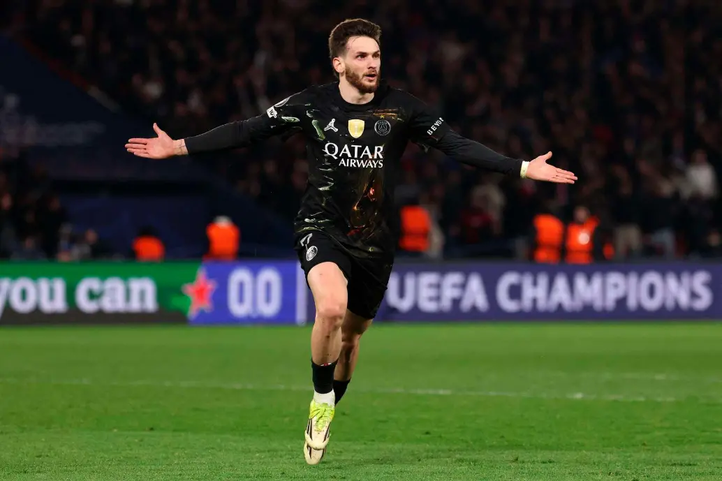 El extremi Khvicha Kvaratskhelia, de Georgia celebra uno de los dos goles que marcó con el PSG ante el Chelsea en la goleada 5-2 en Francia. FOTO TOMADA X@CBSSportsGolazo