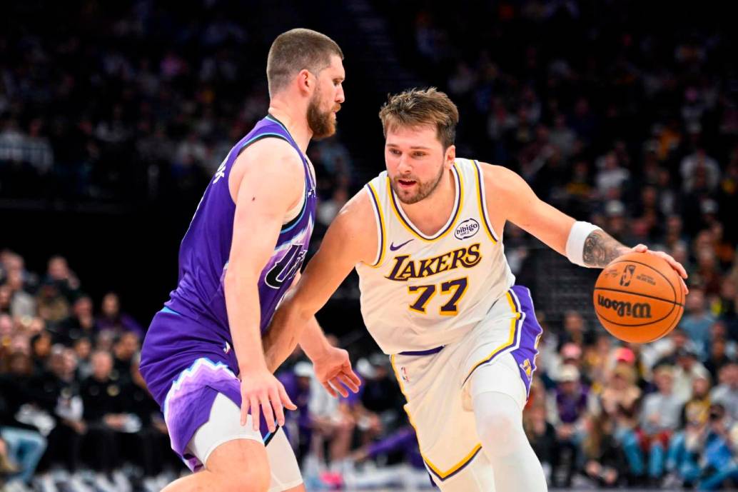 El esloveno Luka Doncic (#77) sumó 43 puntos en la victoria de los Lakers 135-118 ante los Clippers en la NBA. FOTO GETTY 
