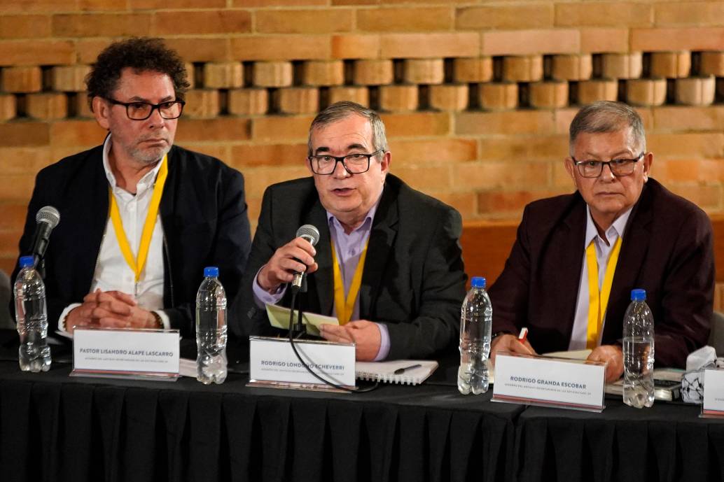 De izquierda a derecha: Pastor Alape, Rodrigo Londoño y Rodrigo Granda, excomandantes de las Farc y coautores de la tutela en cuestión. FOTO: COLPRENSA.