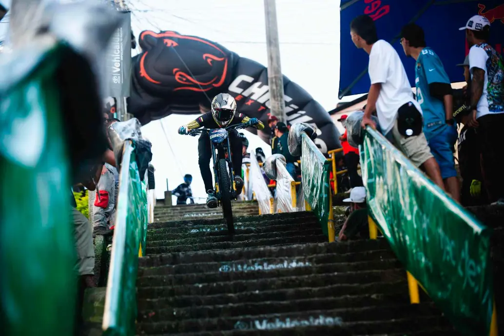 El descenso por 300 escalas a toda velocidad es lo que vivirán los amantes de la adrenalina en el Manizales Down Town, en su edición 19. FOTO CORTESÍA 