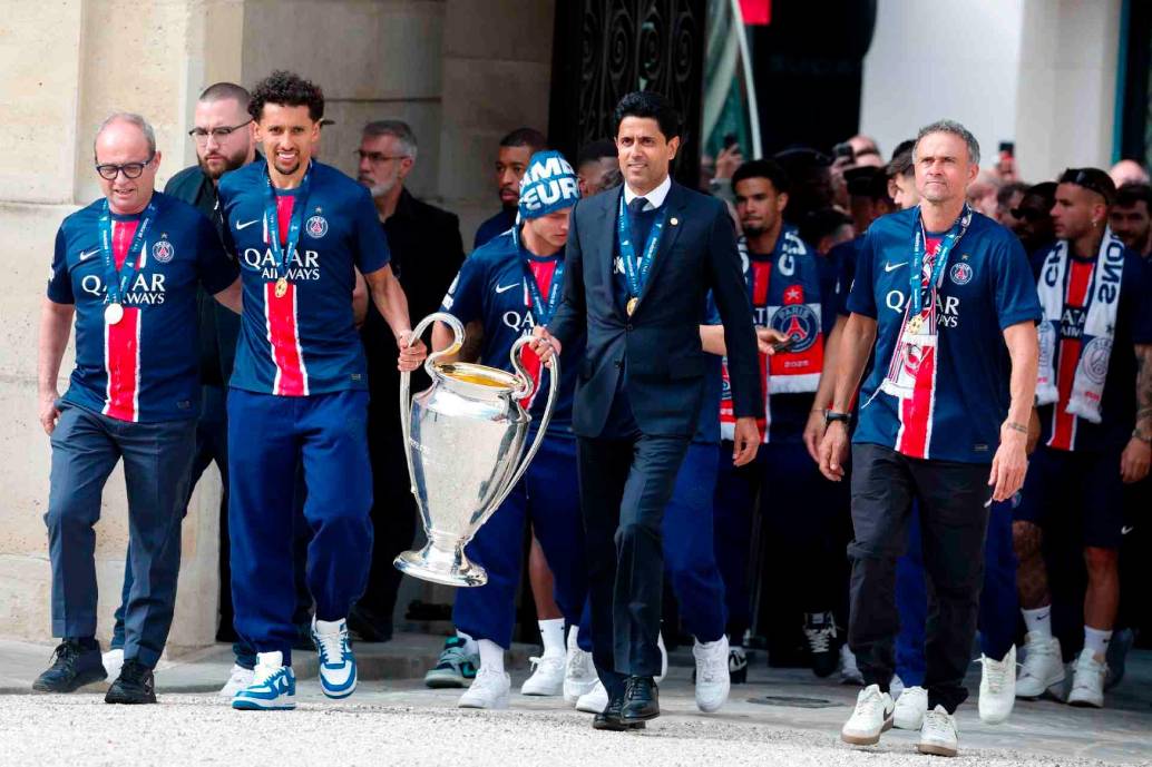 El grupo de jugadores y el cuerpo técnico llegó a París para seguir la celebración con sus aficionados. FOTOS GETTY 
