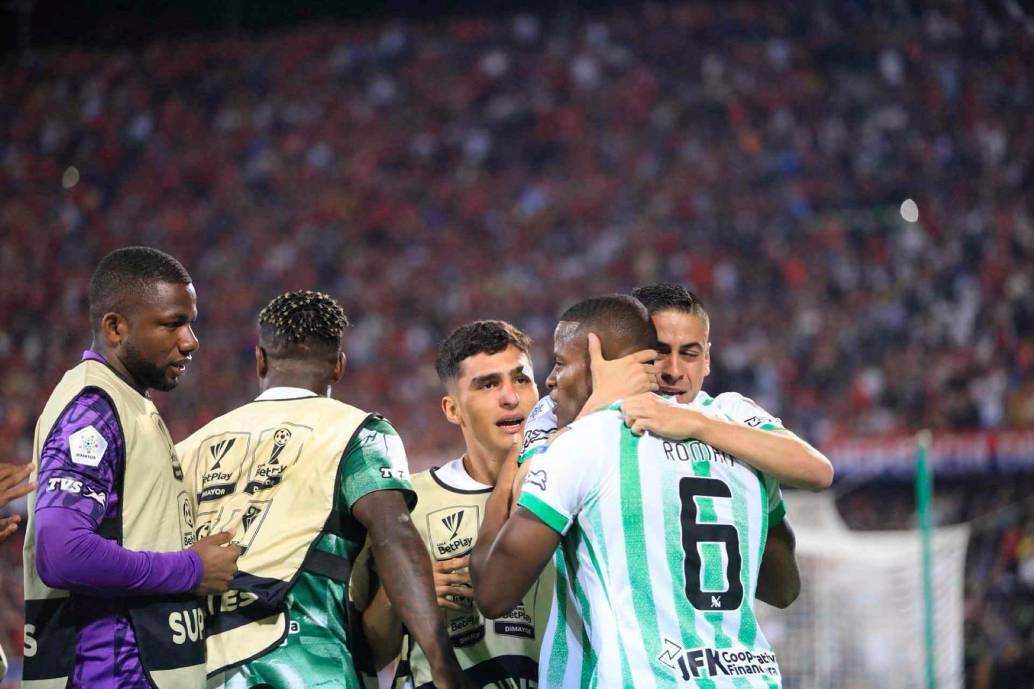 Los jugadores de Atlético Nacional celebraron el gol de Andrés Román que al final les dio el título de la Copa Betplay ante el DIM. FOTO: Camilo Suárez