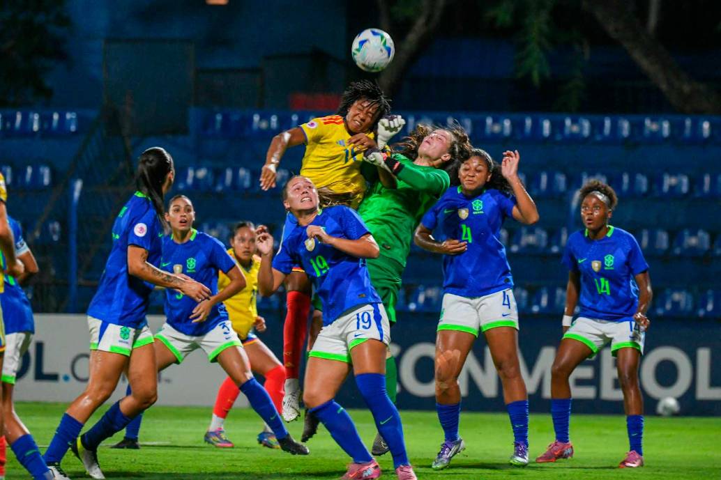 Esta fue la acción de Fernanda Viáfara, quien en el primer tiempo buscó de cabeza abrir el marcador y estuvo cerca, el balón dio en el palo superior y se fue por fuera. FOTO CORTESÍA FCF
