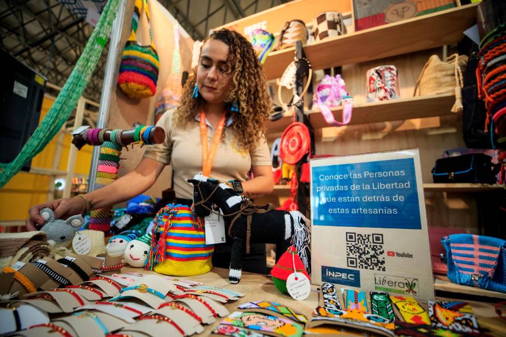 Esta estrategia incluye formación en artes y oficios como carpintería, marroquinería, confección o panadería, pero también les dan herramientas para que puedan emprender y los capacitan en habilidades emocionales, de modo que no solo encuentren formas de sustento, sino que también logren una exitosa resocialización familiar y social. FOTO Camilo Suárez