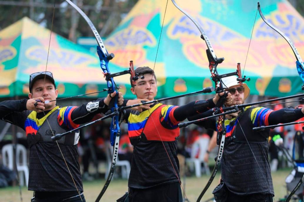 Los integrantes de la Selección Colombia de tiro con arco masculino celebraron al conseguir dos cupos a Juegos Olímpicos. FOTO ESNEYDER GUTIÉRREZ